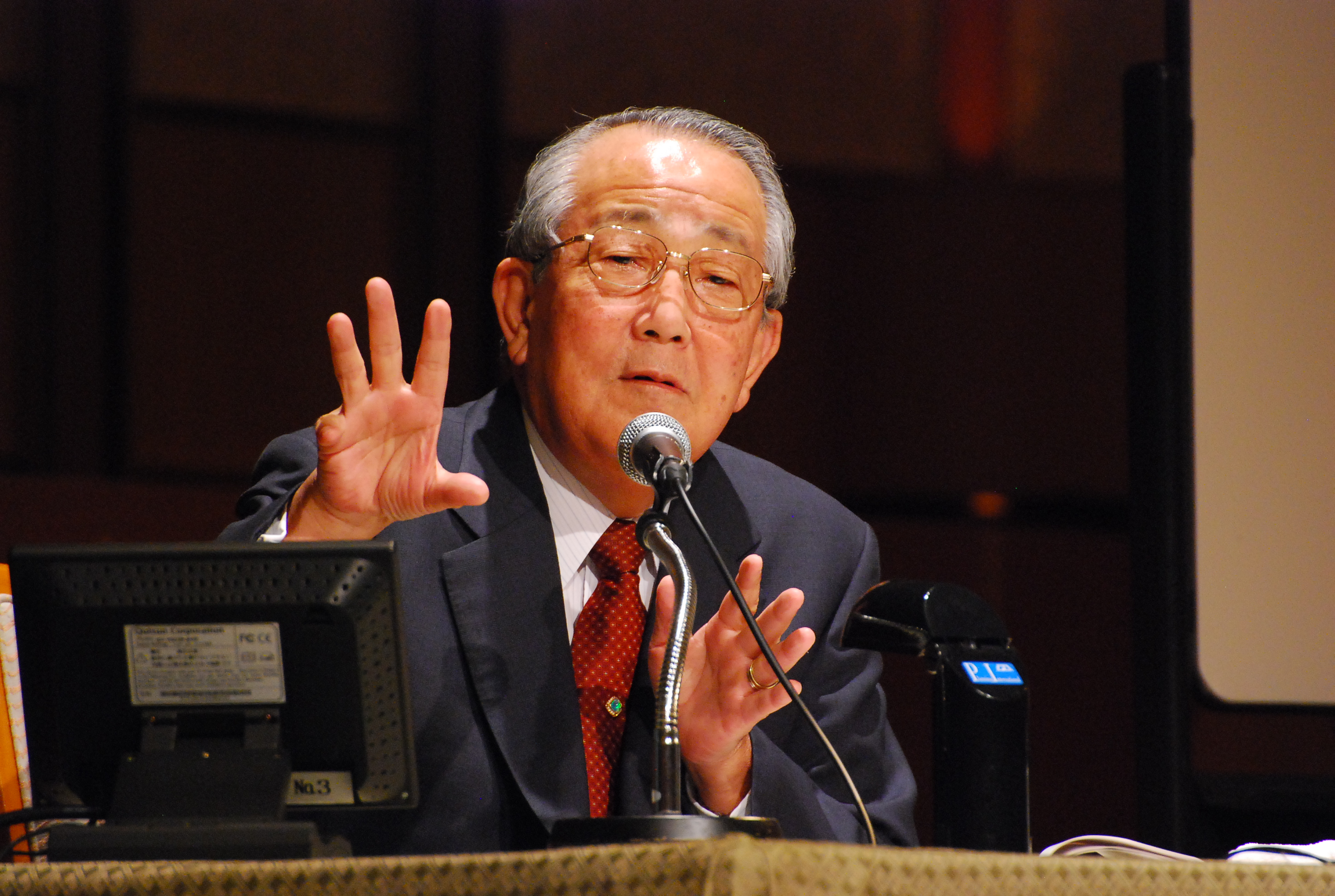 マイクに向かって話す稲盛和夫氏